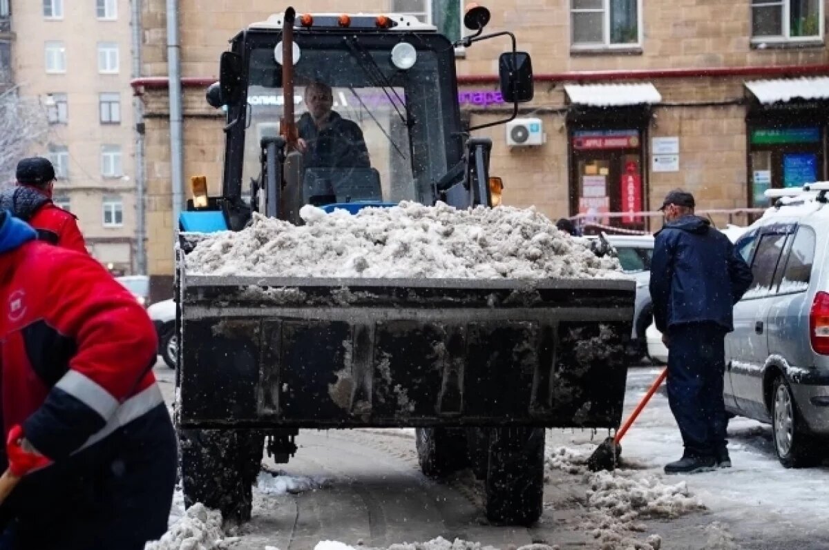    Борьба с накрывшим Петербург циклоном Чарли ведётся в круглосуточном режиме