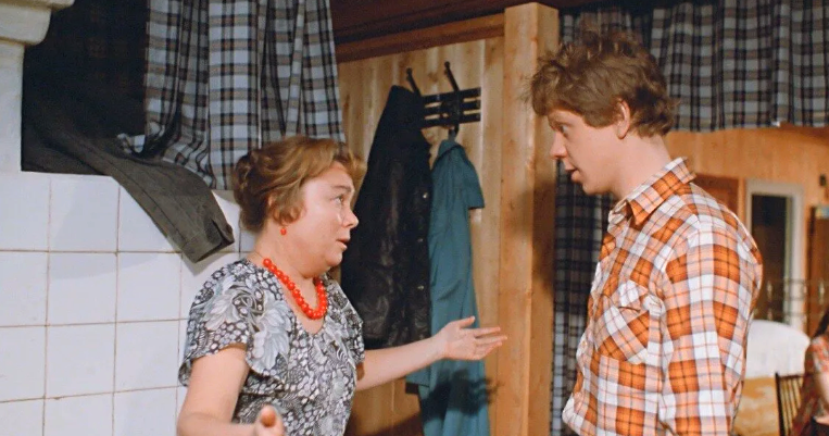 Игорь Лях всего на 1,5 месяца пережил свою экранную маму — актрису Нину Дорошину. Фото: кадр фильма "Любовь и голуби"