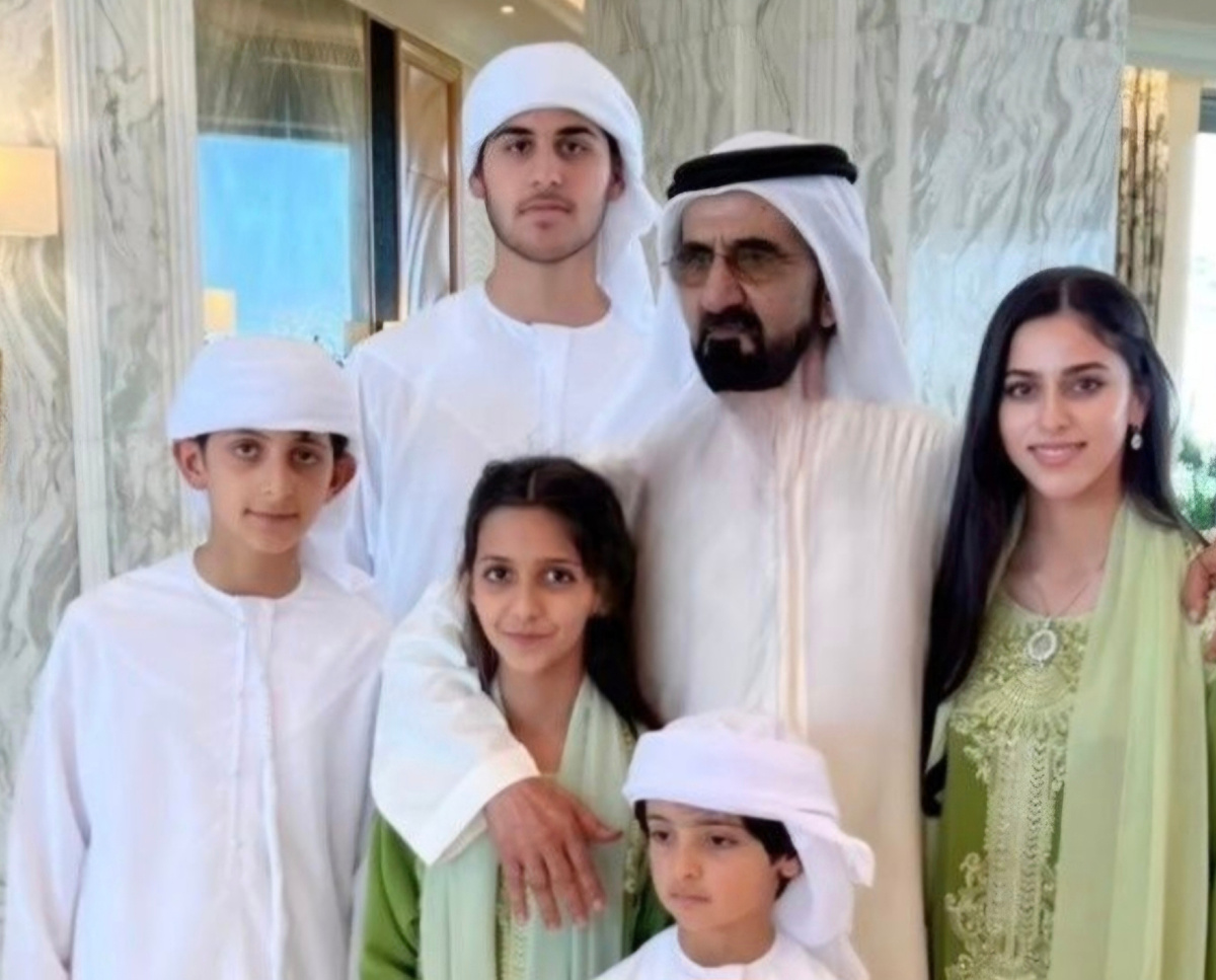 Шейх Мохаммед с детьми (не со всеми)