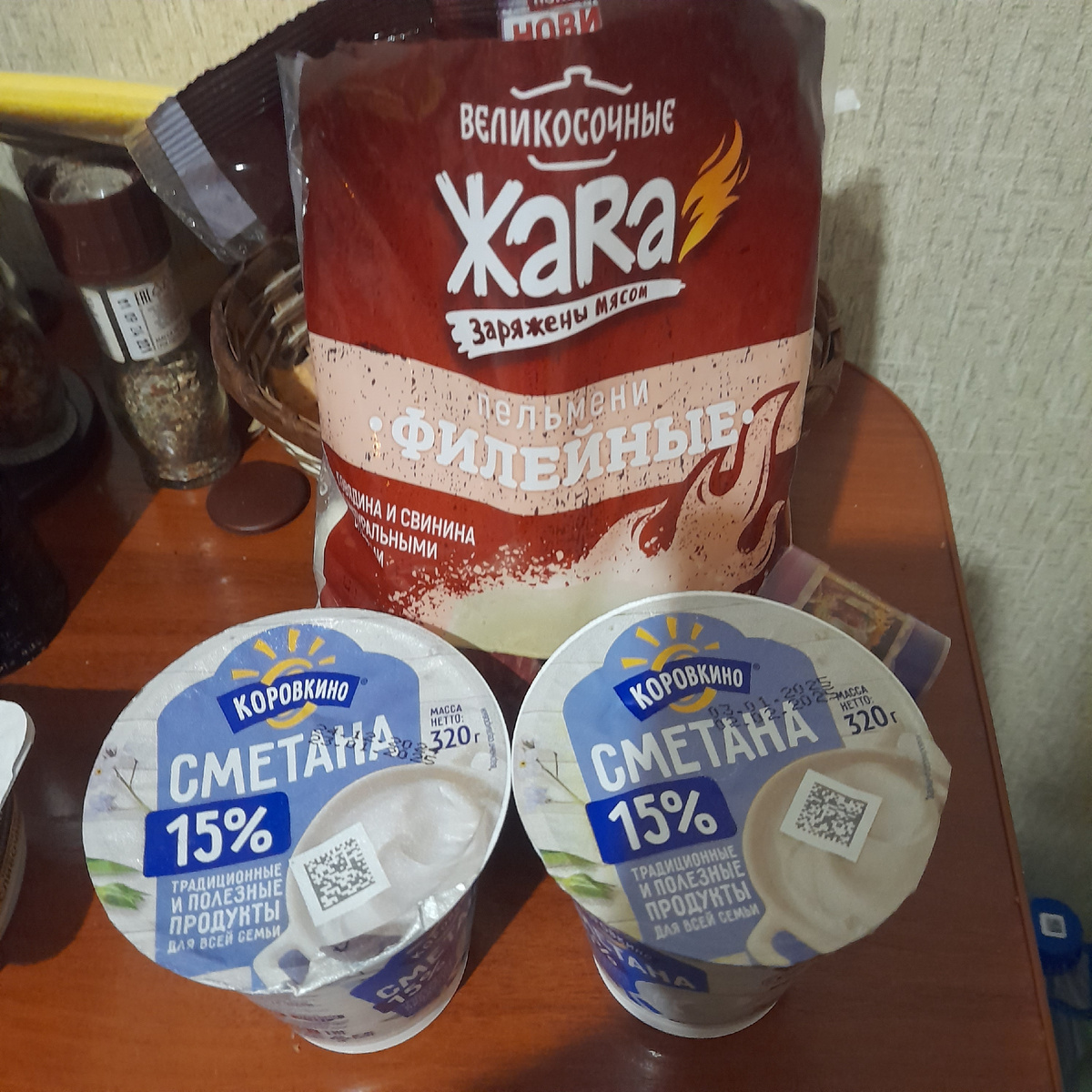 Пельмени и каждому по сметане)