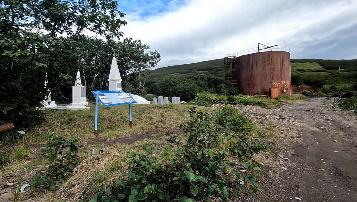 Начало дороги на Эбеко, памятник Альперину, Бочка для топлива - дорога уходит дальше, вверх