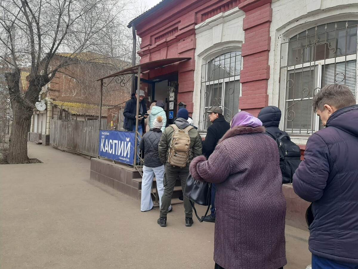 Очередь в офис на Чехова, 20, 9 января, первый рабочий день после новогодних каникул.