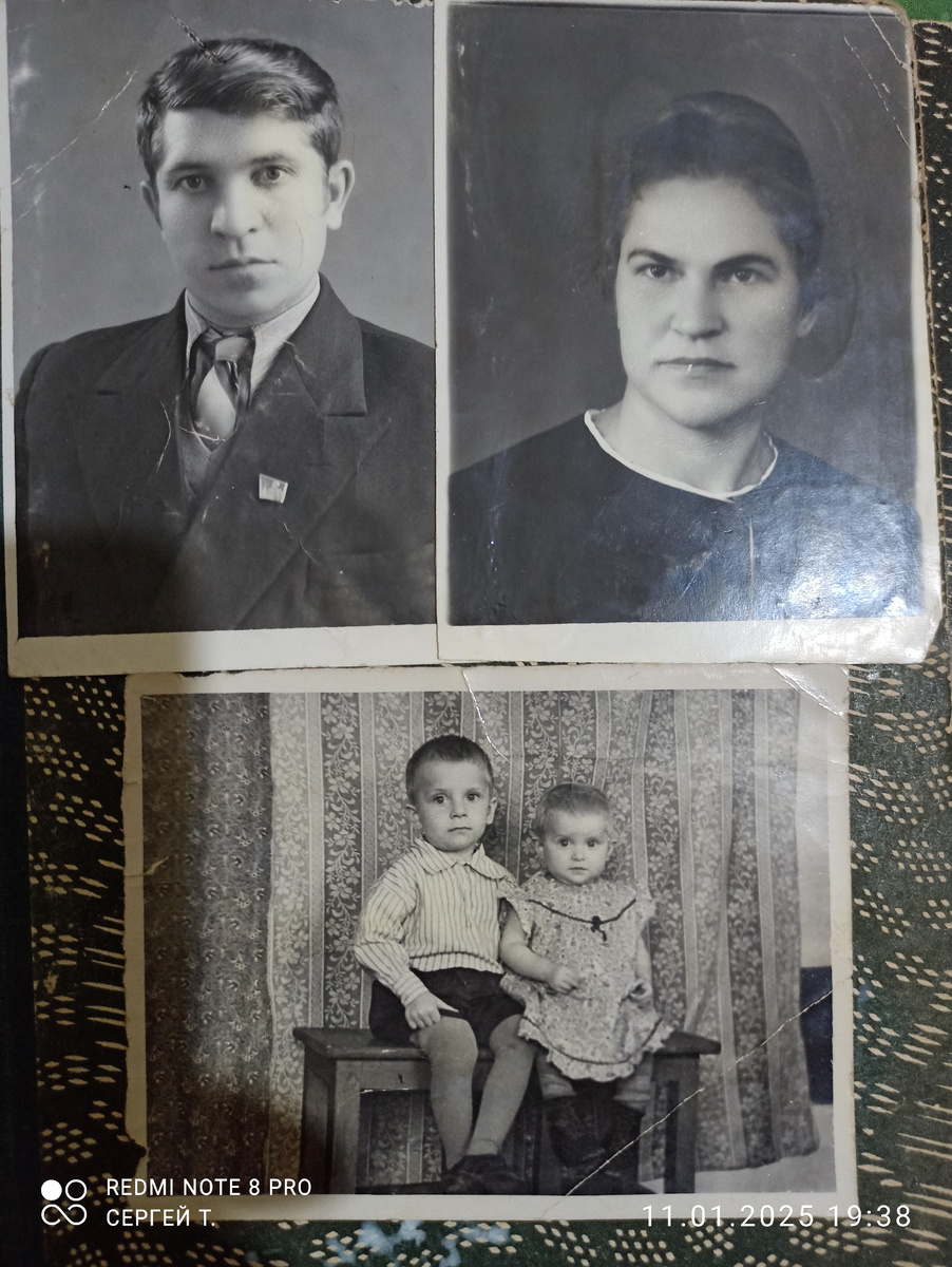 Тамаровский Сергей с младшей сестрой и их родители.