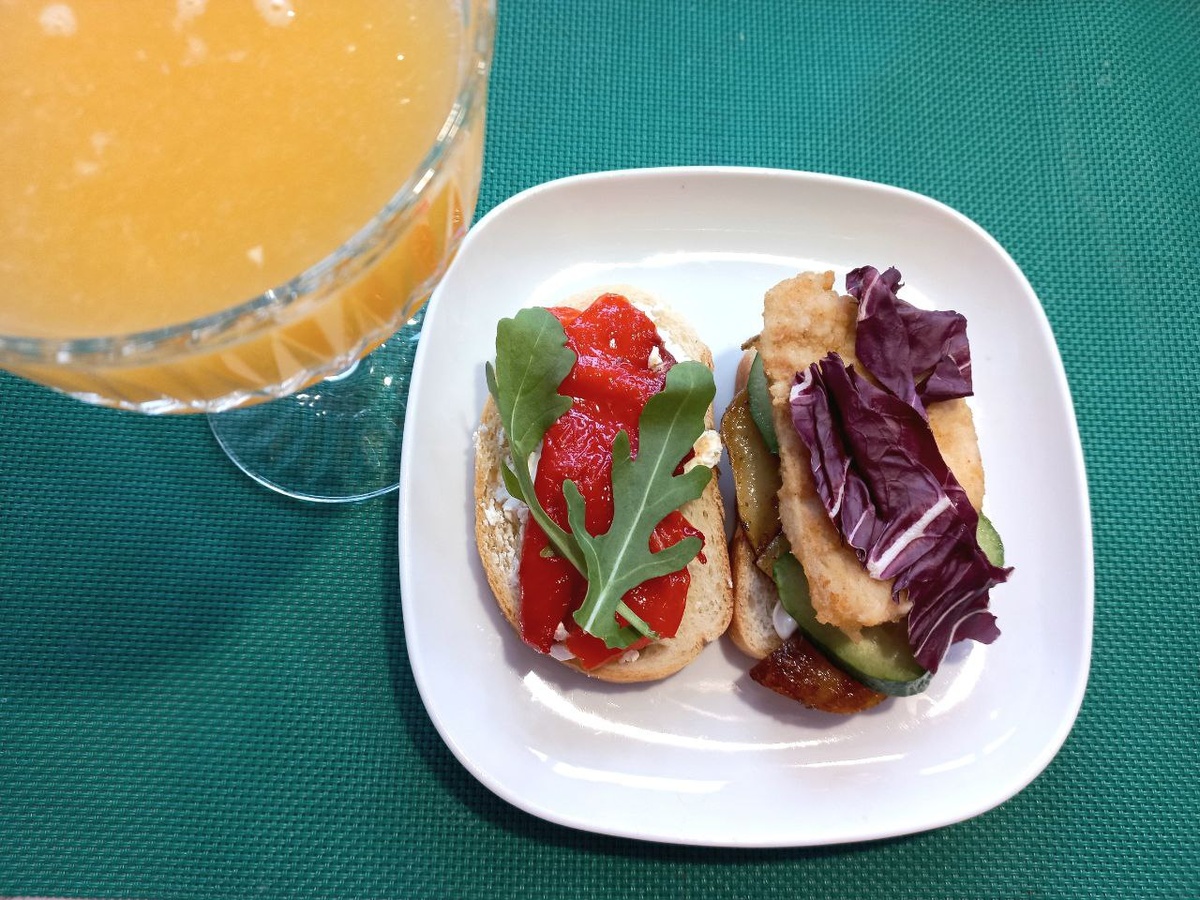 Слева руккола, справа радичио