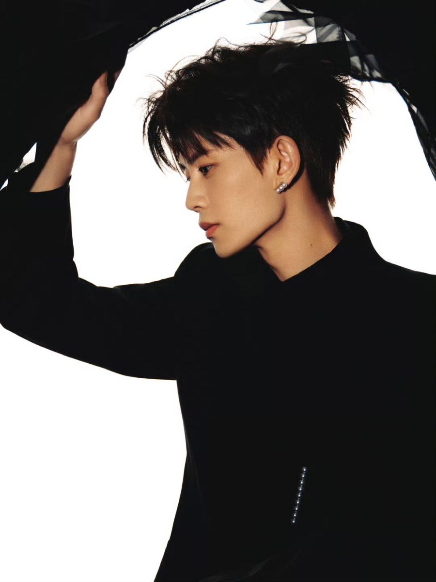 Актёр Жэнь Цзялунь, листайте галерею