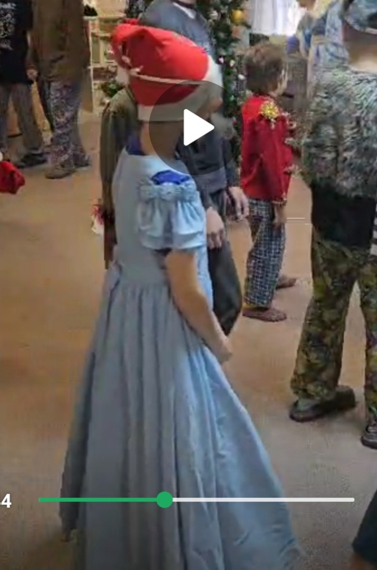 ...Самирка сам нарядился в платье. С юмором парень... 