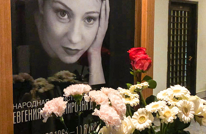    Цветы у портрета актрисы Евгении Добровольской в фойе МХТ имени А.П.Чехова. Анастасия Аврамчик/ТАСС