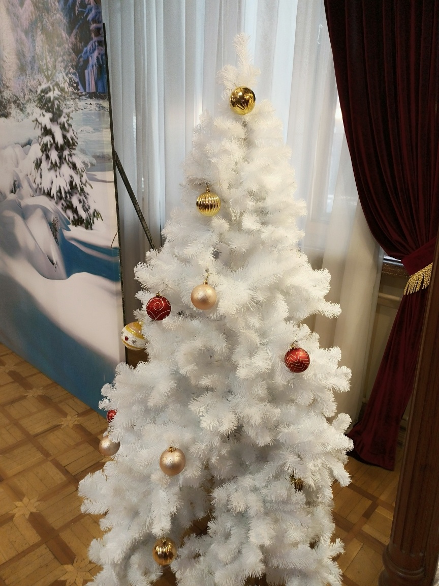 Почему бы не поздравить своих родных и близких, друзей и коллег с праздником.