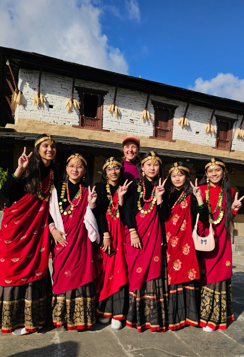 Девушки в традиционных нарядах народа гурунгов