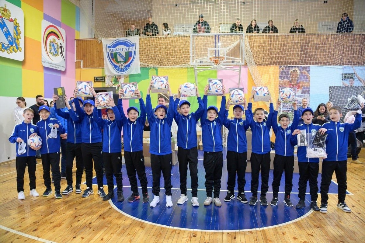    Российский футбольный союз передал юным курянам 2 тонны гуманитарного груза