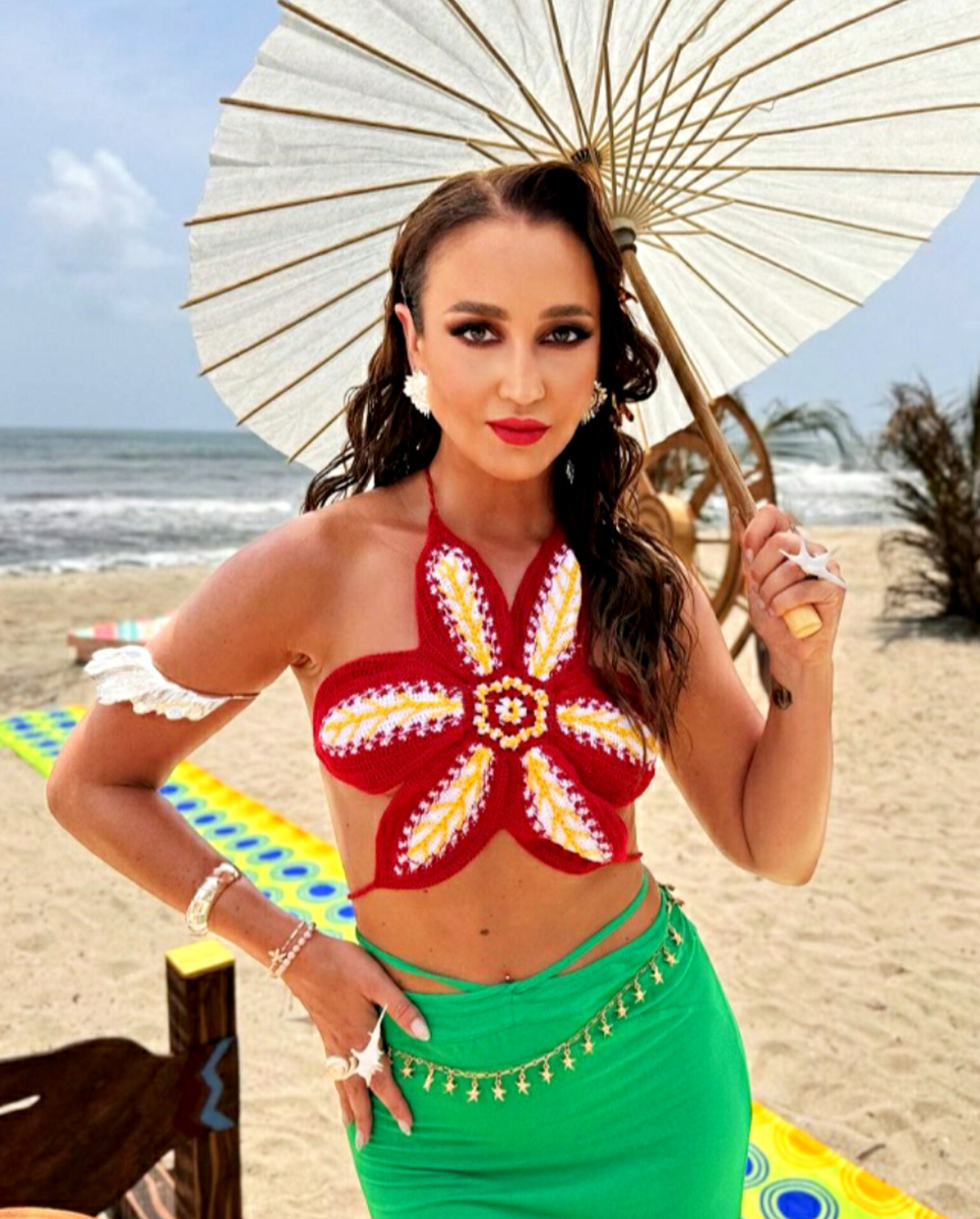 Исполнительница хита "Мало половин" наконец-то рассекретила личность своего нового избранника. Поклонники отмечают очень явное сходство нового кавалера с её бывшим парнем - Давидом Манукяном