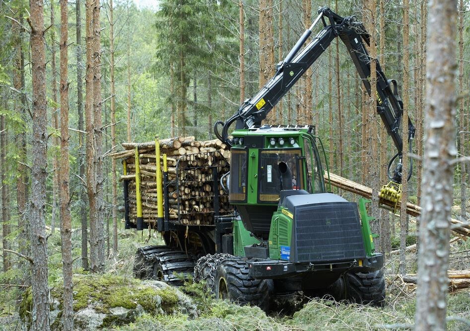 Форвардер с манипулятором и отдельной платформой для бревен. 