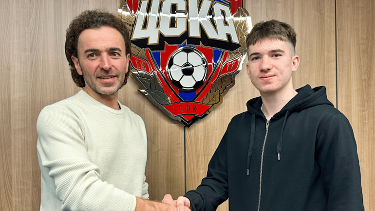    Генеральный директор ЦСКА Роман Бабаев и новичок армейцев Иван Ананьев.ПФК ЦСКА