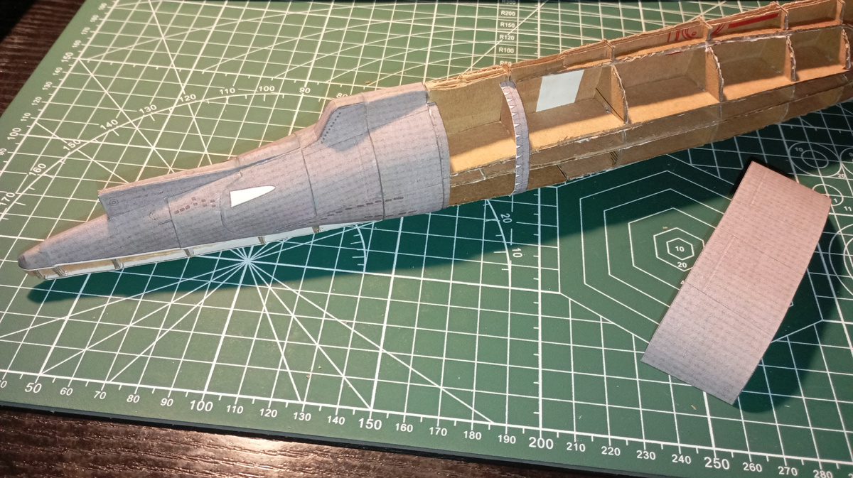 Первые детали приклеены внахлёст, а сейчас буду пытаться посадить деталь встык.