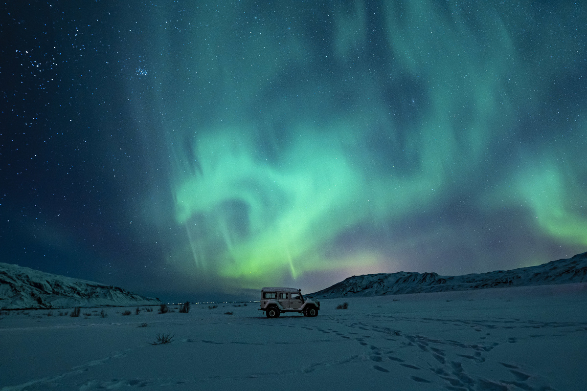 Источник: https://ru.freepik.com/free-photo/black-suv-snow-covered-field-green-aurora-lights_12687247.htm#fromView=search&page=1&position=1&uuid=cd566013-a689-4d67-b184-3f040999dd0d&query=%D1%81%D0%B5%D0%B2%D0%B5%D1%80%D0%BD%D0%BE%D0%B5+%D1%81%D0%B8%D1%8F%D0%BD%D0%B8%D0%B5