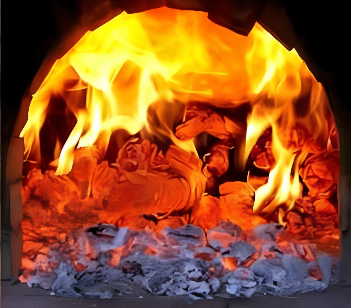 Семейный очаг. Пламя и угли. Фото из открытого доступа.