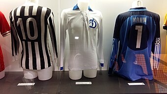 Футболки Мишеля Платини, Льва Яшина и Оливера Кана в музее «Сан-Сиро»