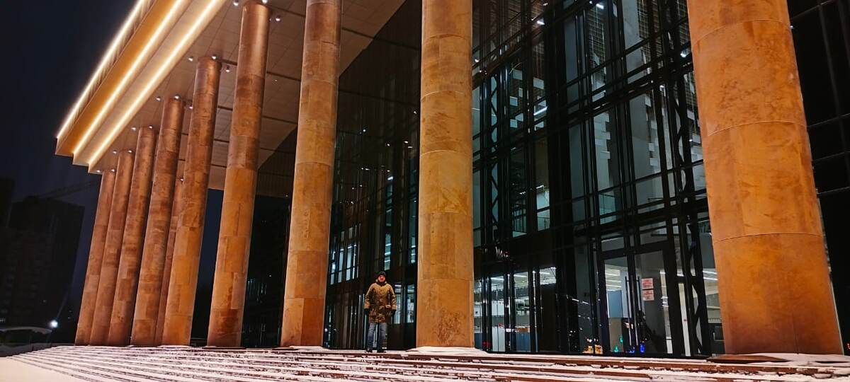 Маленький человек среди громадин, впечатляет