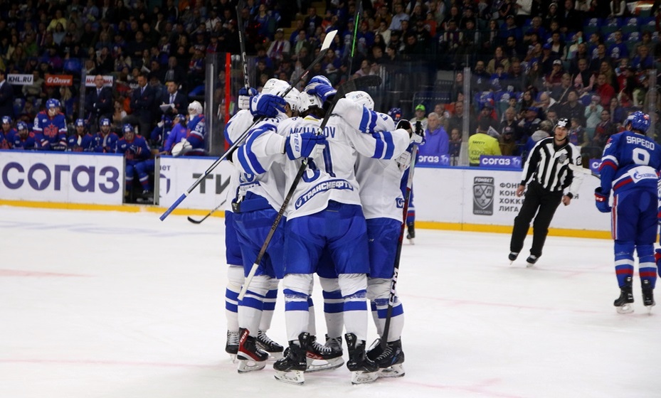    Гол Гусева принес победу «Динамо» в матче КХЛ против СКА. Фото: Global Look Press