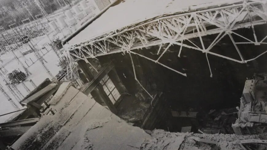 Упавший участок кровли над вторым энергоблоком