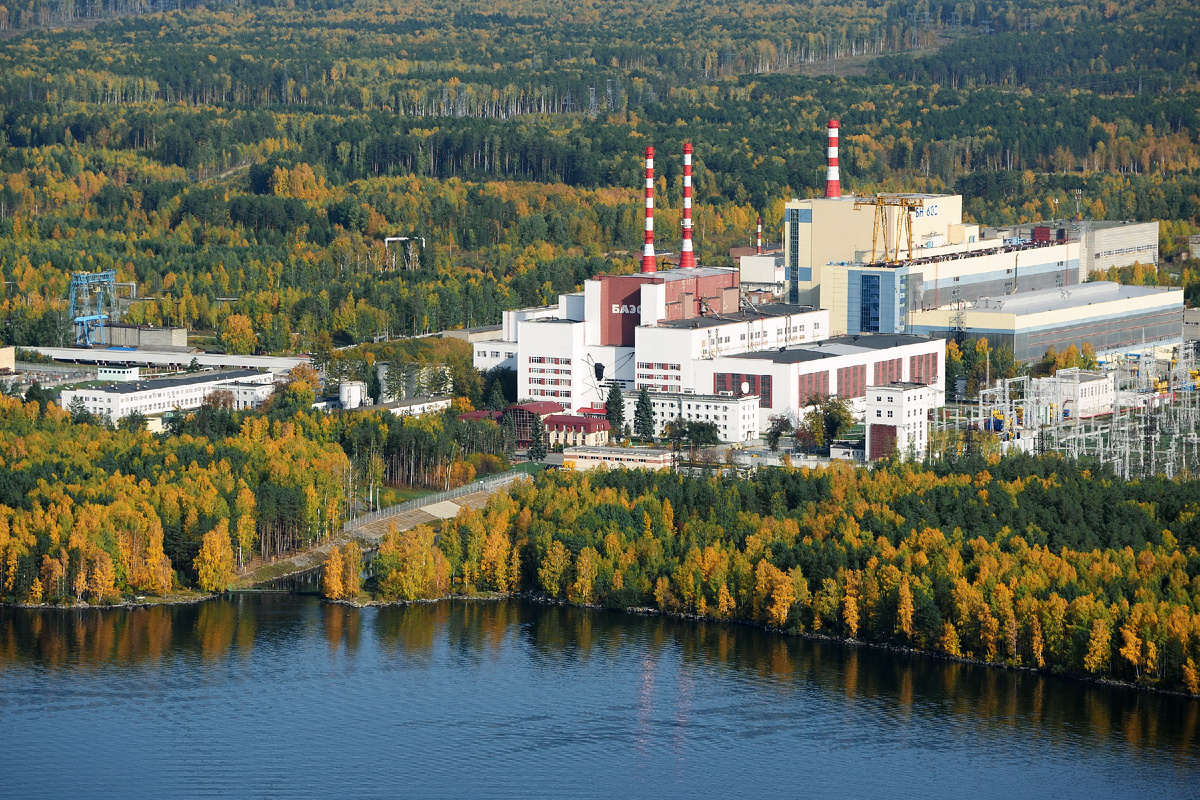 Белоярская атомная станция. Вид на первый и второй энергоблоки. 