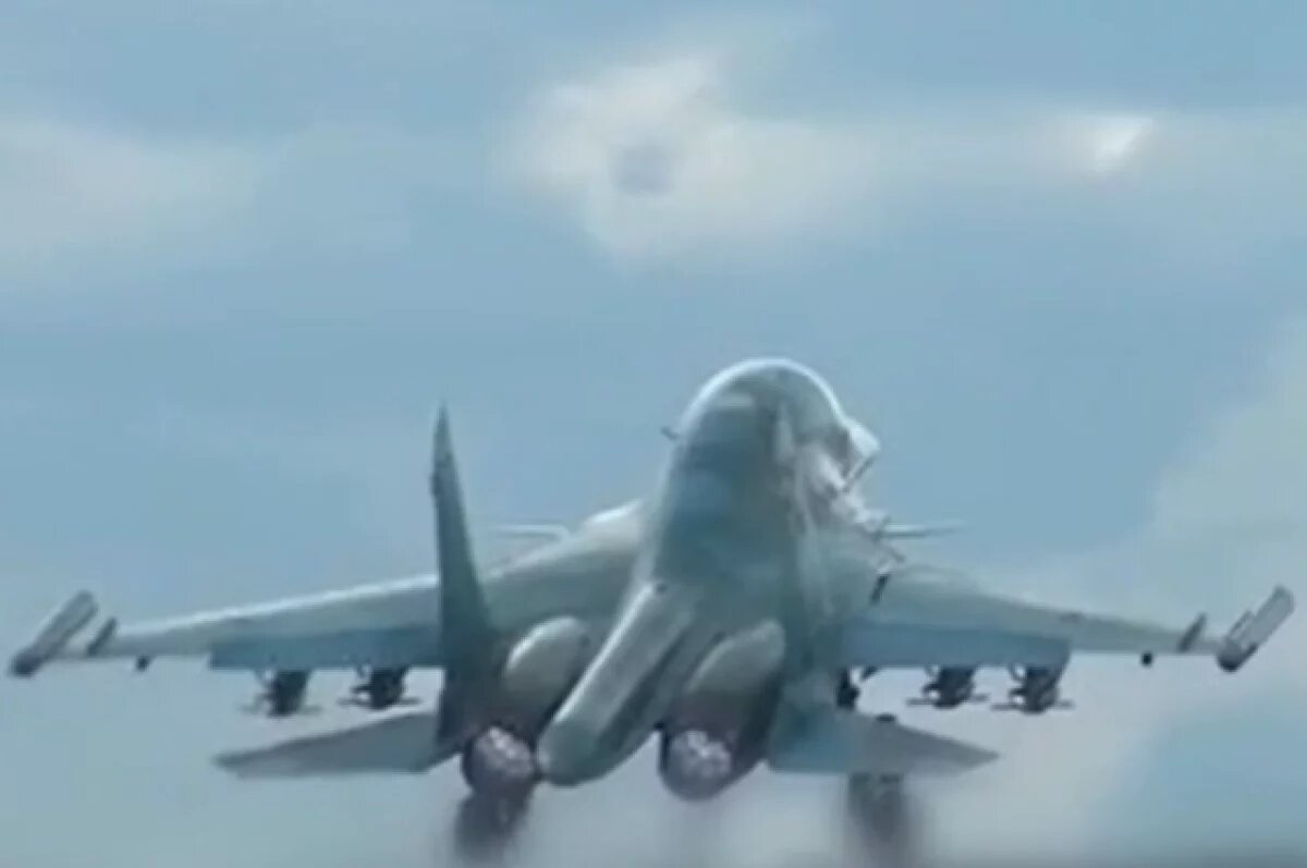    МО показало кадры удара Су-34 с авиабомбами по ВСУ в курском приграничье