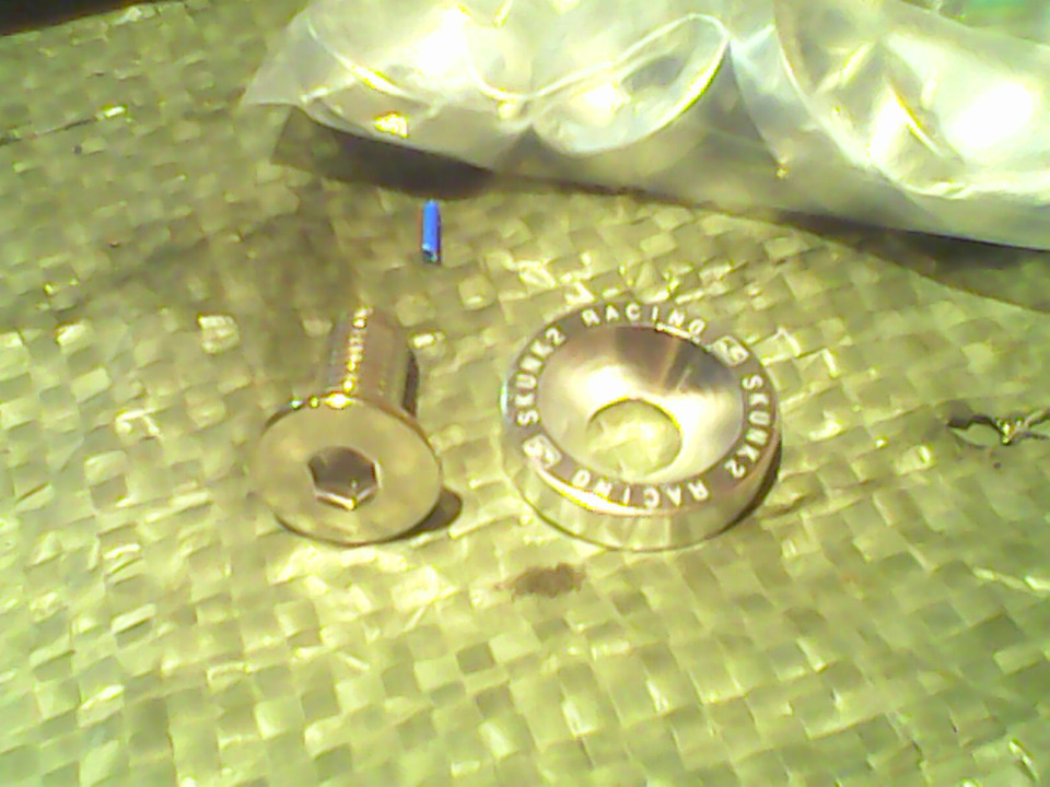 Болт с декоративной шайбой