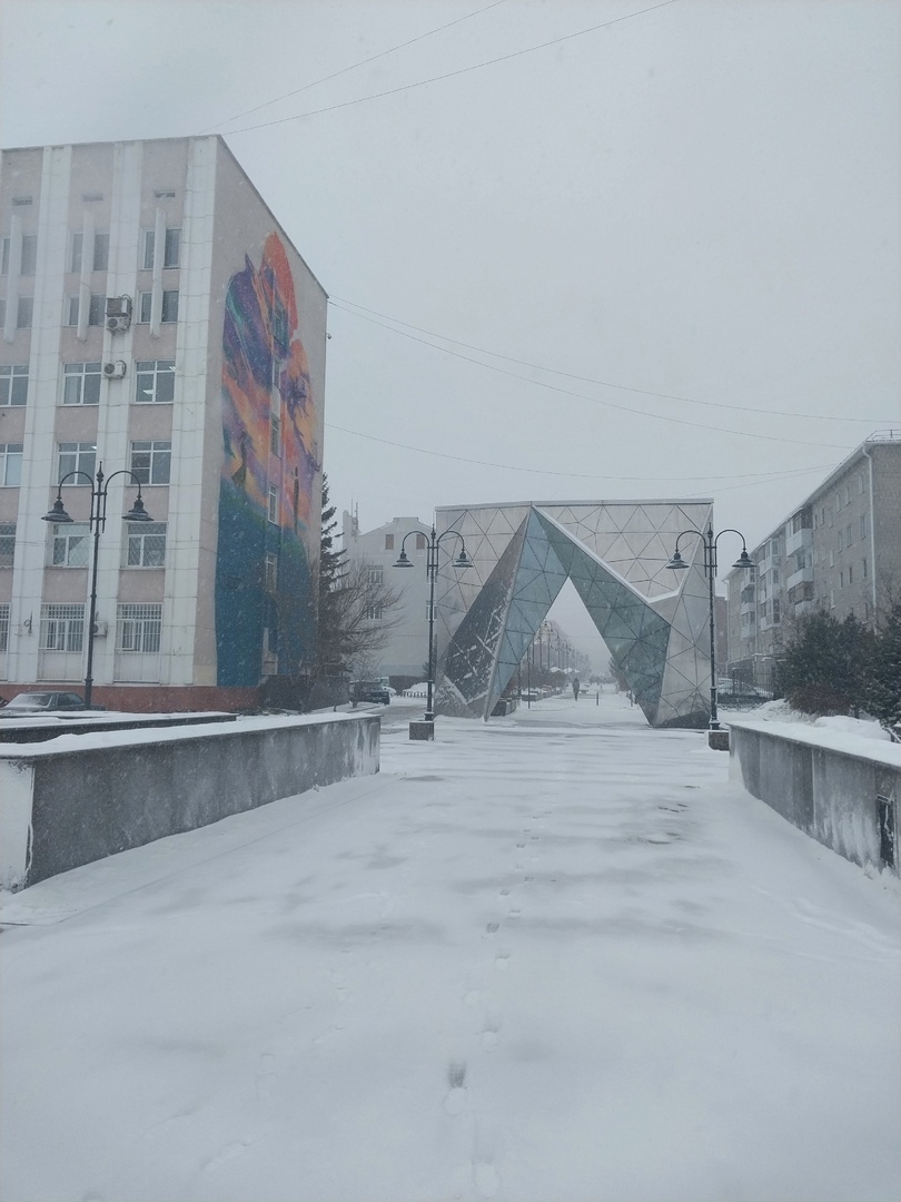 стоя спиной к Иртышу, лицом - к началу улицы