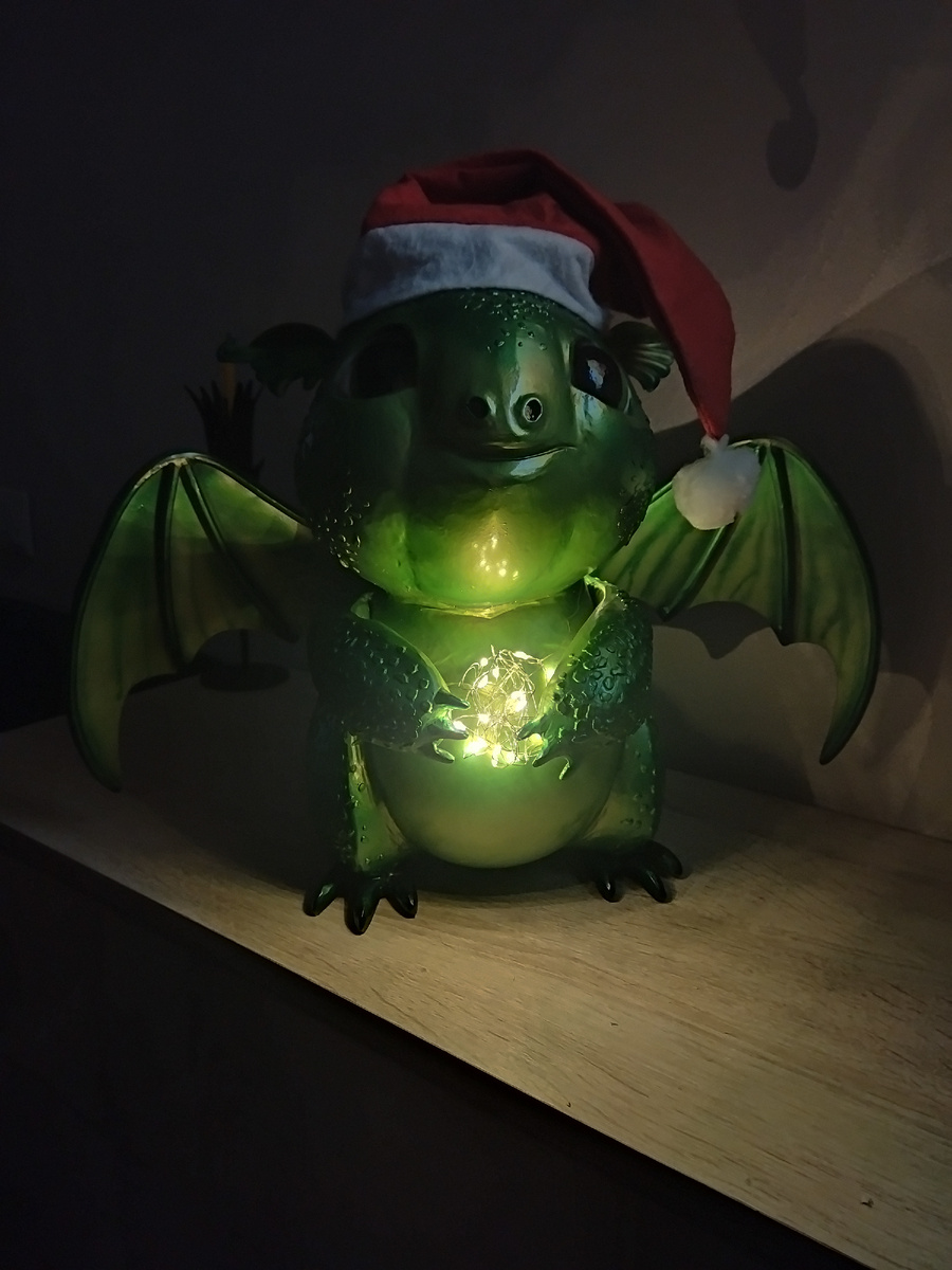 Размеры 35 на 40 см. Тут первый раз опробовал аэрограф.