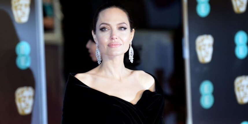    Конфликты Джолли и Питта начались после того, как актриса стала верить слухам о его романах на съёмочной площадке.