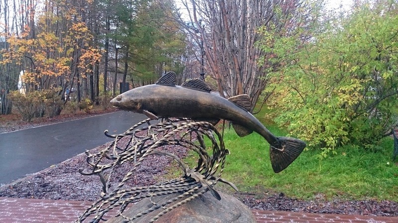 Тот самый памятник треске в Мурманске. Источник: tour.citymurmansk.ru