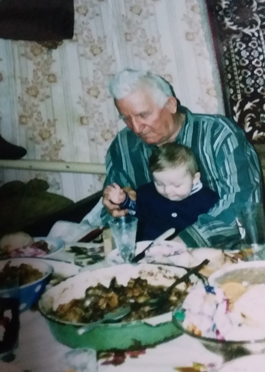 Свекор Иван Иванович с внуком Сашей у знаменитой сковороды с ливером. Фото автора.