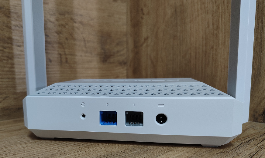 Задняя панель роутера KN-4010 Keenetic Racer имеет лишь 2 порта по 1Гбит/с