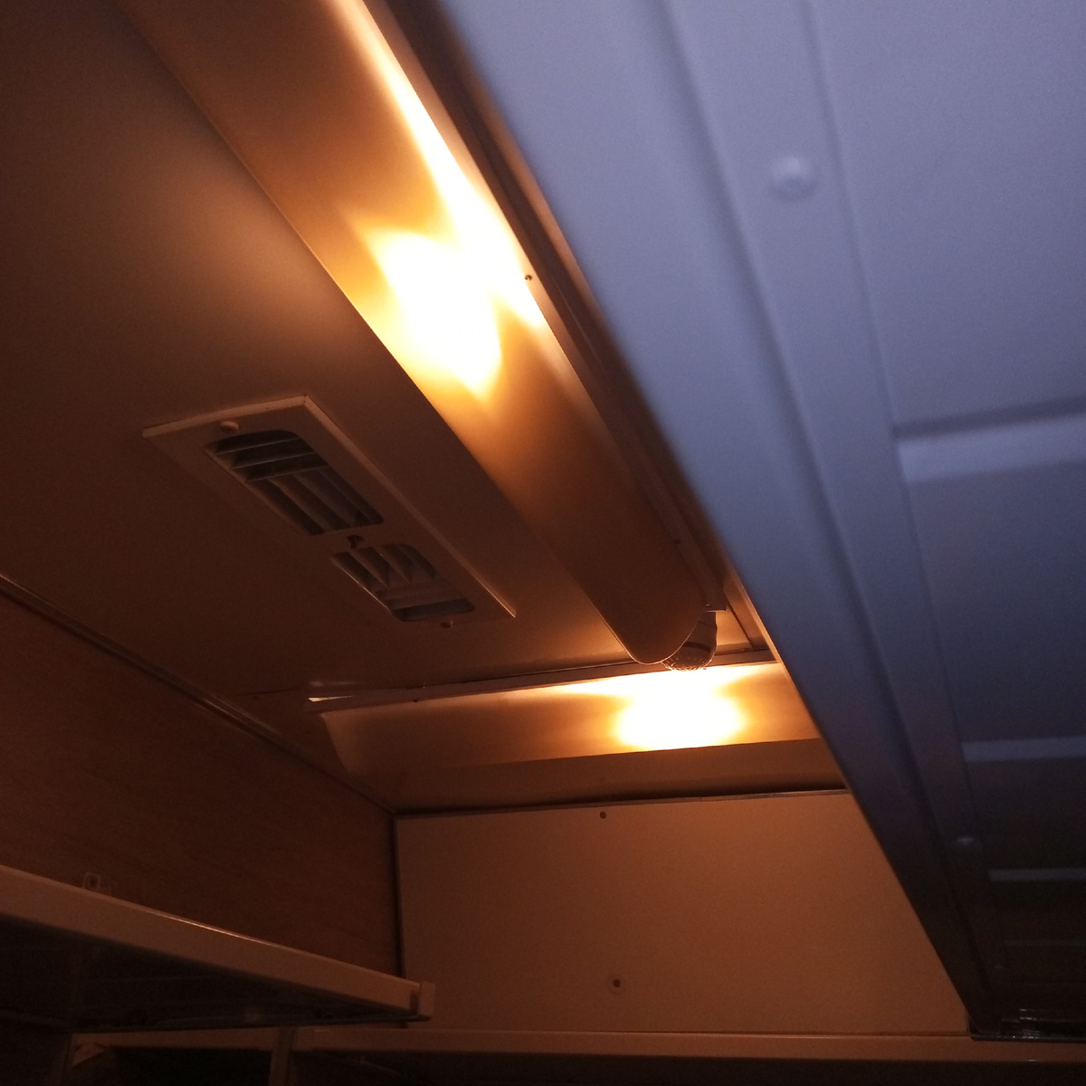 Мои любимые плацкартные Калининский светильники. Тепло и лампово👍