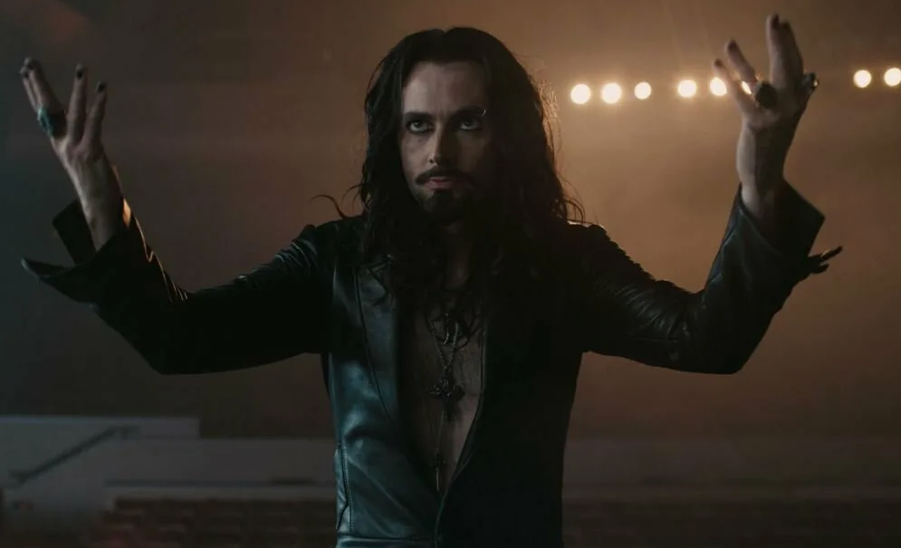 - вы только посмотрите, и это вы называете маникюр ?