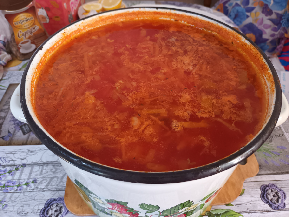 Видите какую кастрюляку наварила. На два двора.