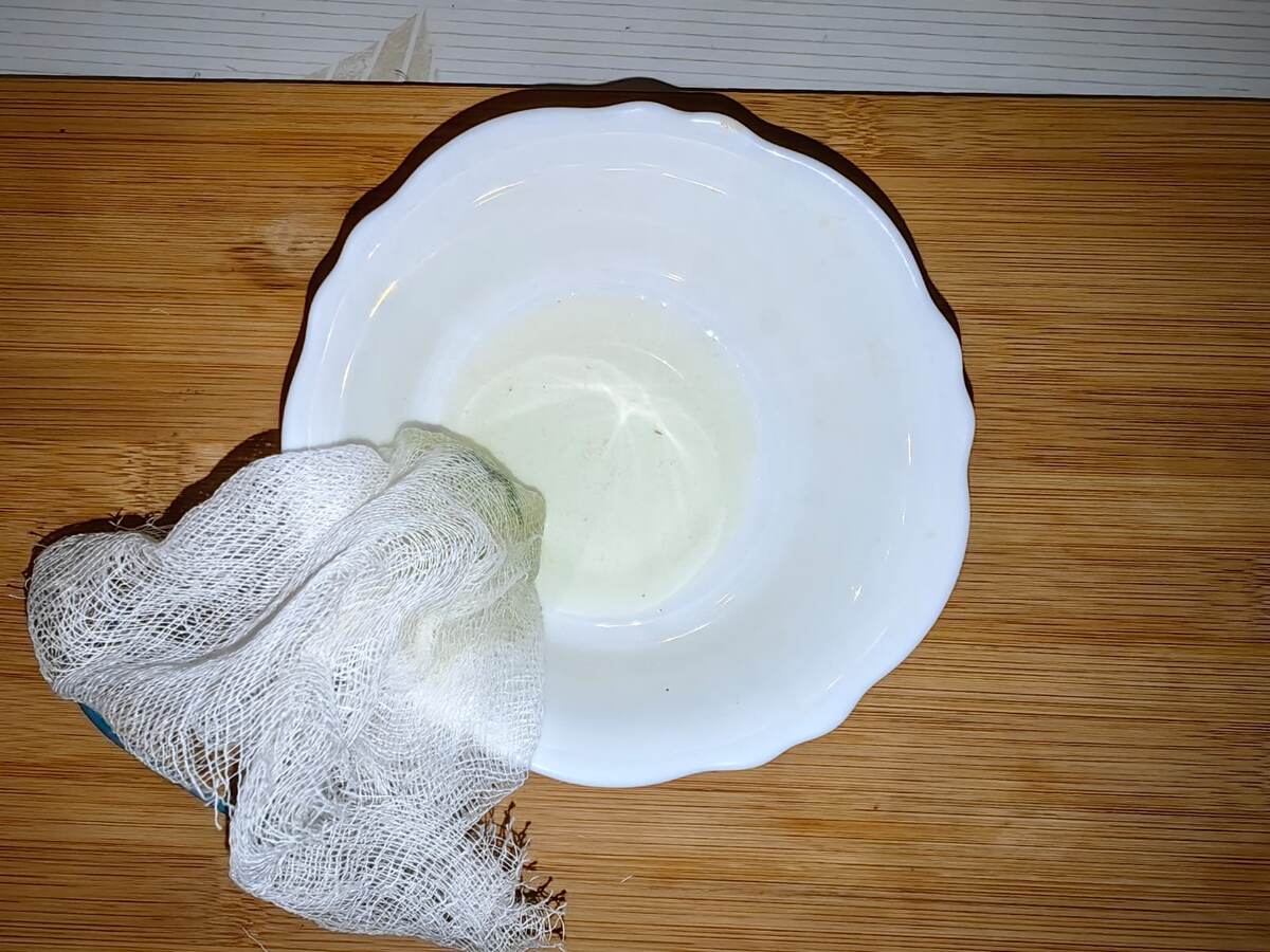 а потом слегка отожмите марлю руками. 