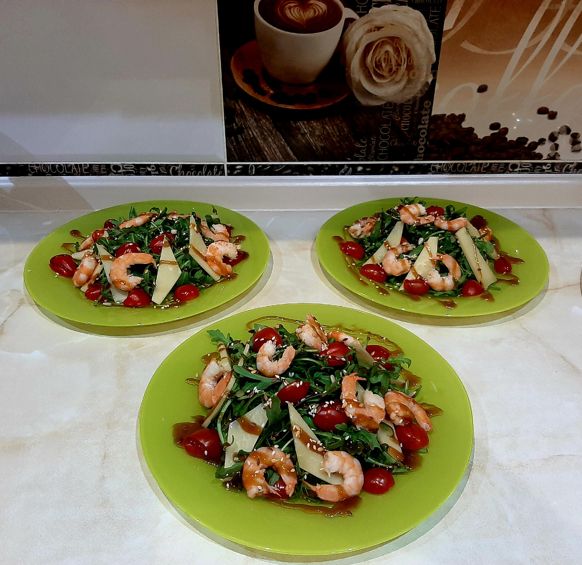 Салат из рукколы с помидорами и креветками.