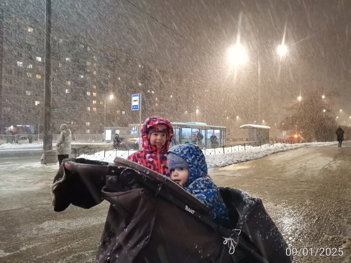Мокрый снег, пробивающийся сквозь мембрану. 