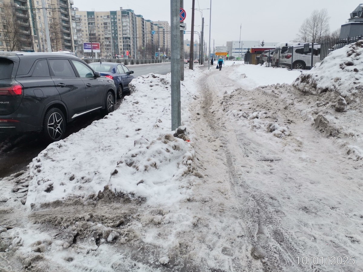 Нечищенный тротуар