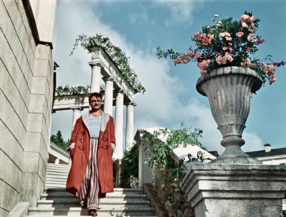 Вот он, простой советский рабочий, отдыхающий в санатории. Кадр из фильма «Старик Хоттабыч» (если кто не узнал).