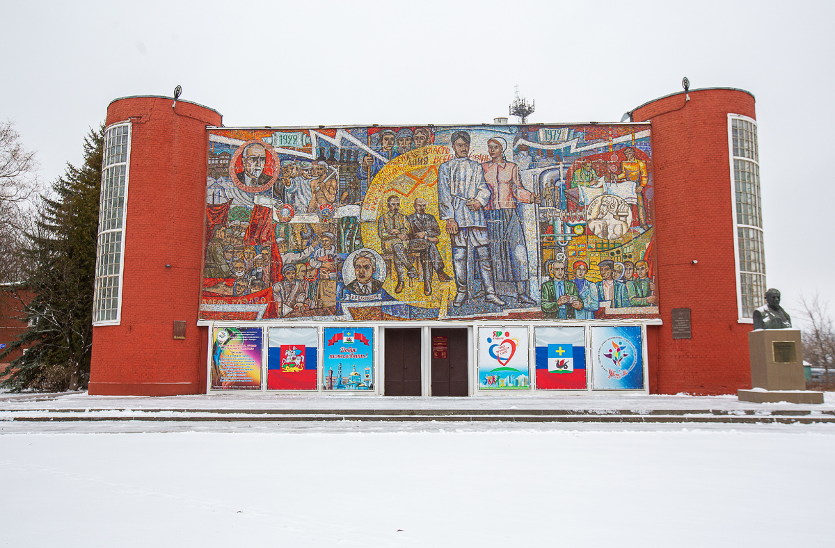 Монументальная советская мозаика в честь 50-летия Каширской ГРЭС в микрорайоне Кашира-2. Кашира, Московская область. Фото автора статьи