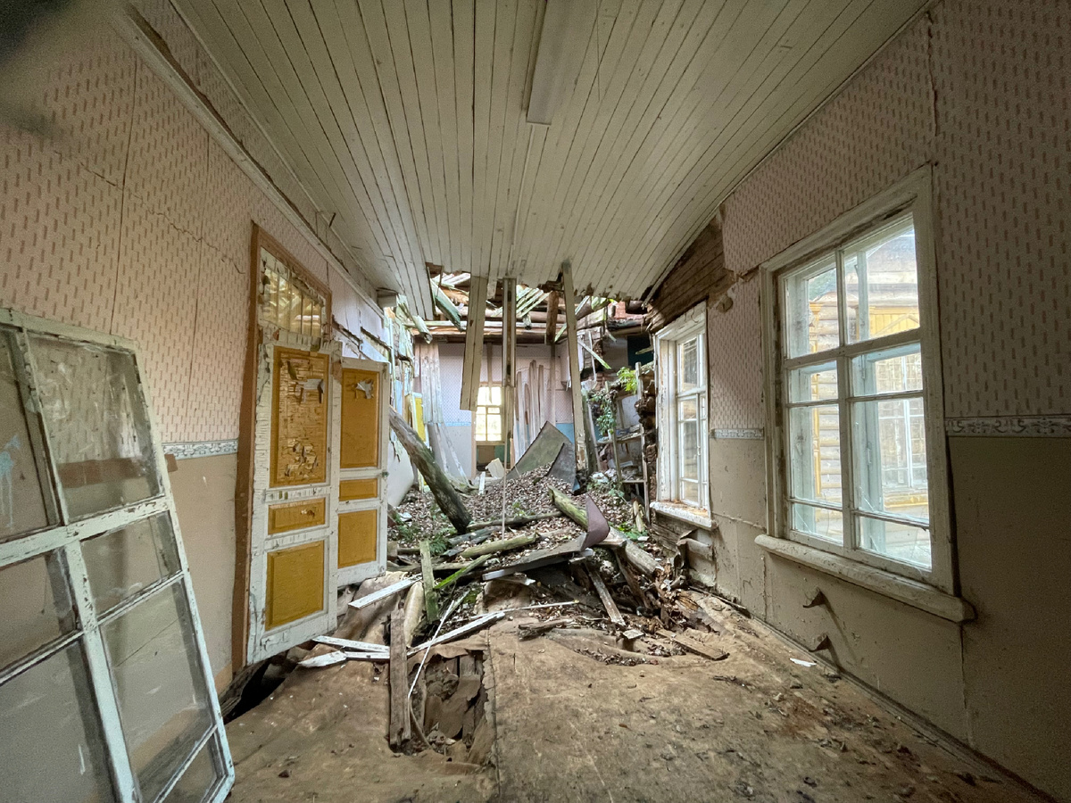 Пролом крыши в центральной части здания