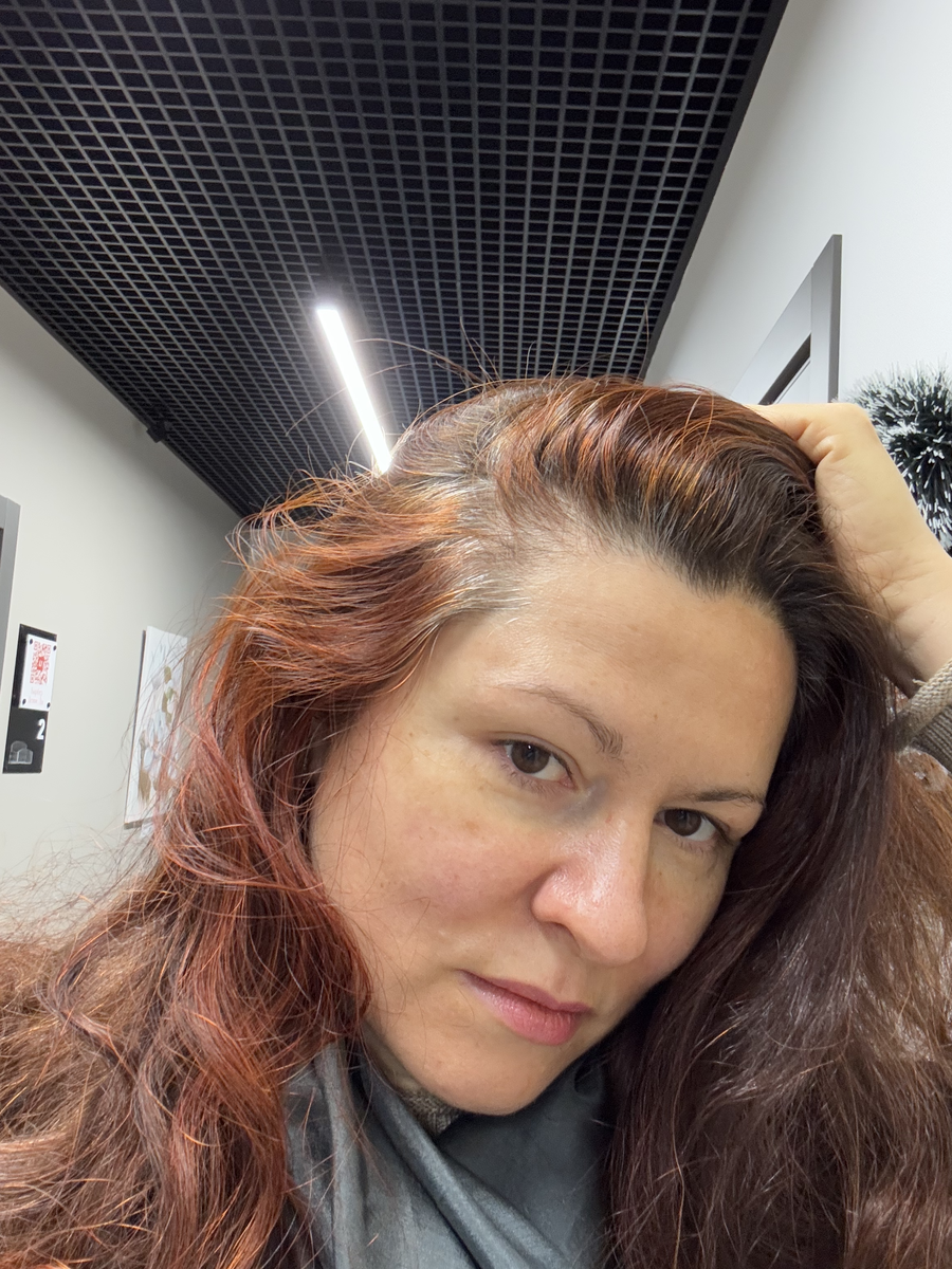 Мой реальный объем седых волос. Решила показать вам, а то мне тут написали, что я ввожу в заблуждение естественным омоложением в свои 30 с небольшим. Мне 44