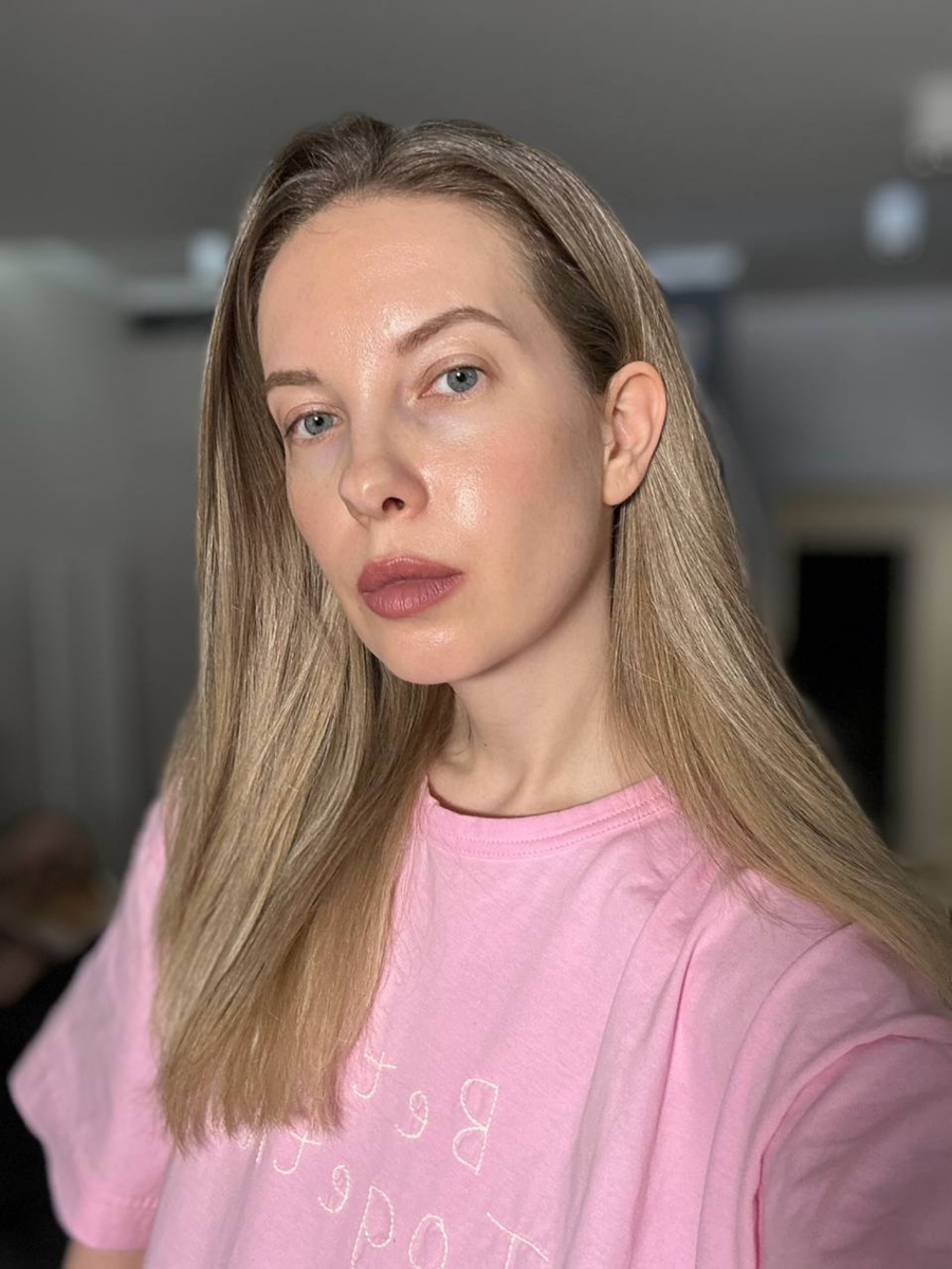 На фото для макияжа я использовала карандаш для бровей, матовую помаду на губы и щеки и полупрозрачный кушон.