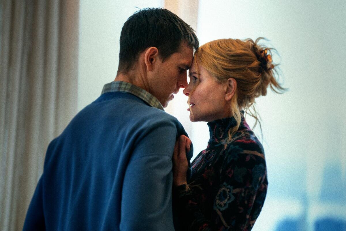 Сэмюэл (в исполнении Харриса Дикинсона) и Роми Мэтис (в исполнении Николь Кидман)