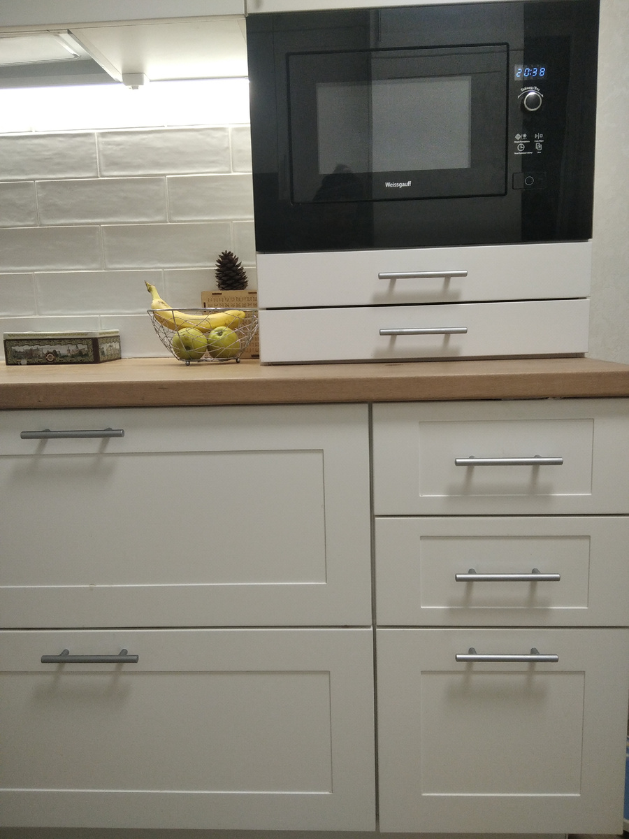 Разобрала в двух ящиках под микроволновой и верхнем ящике под столешницей. 