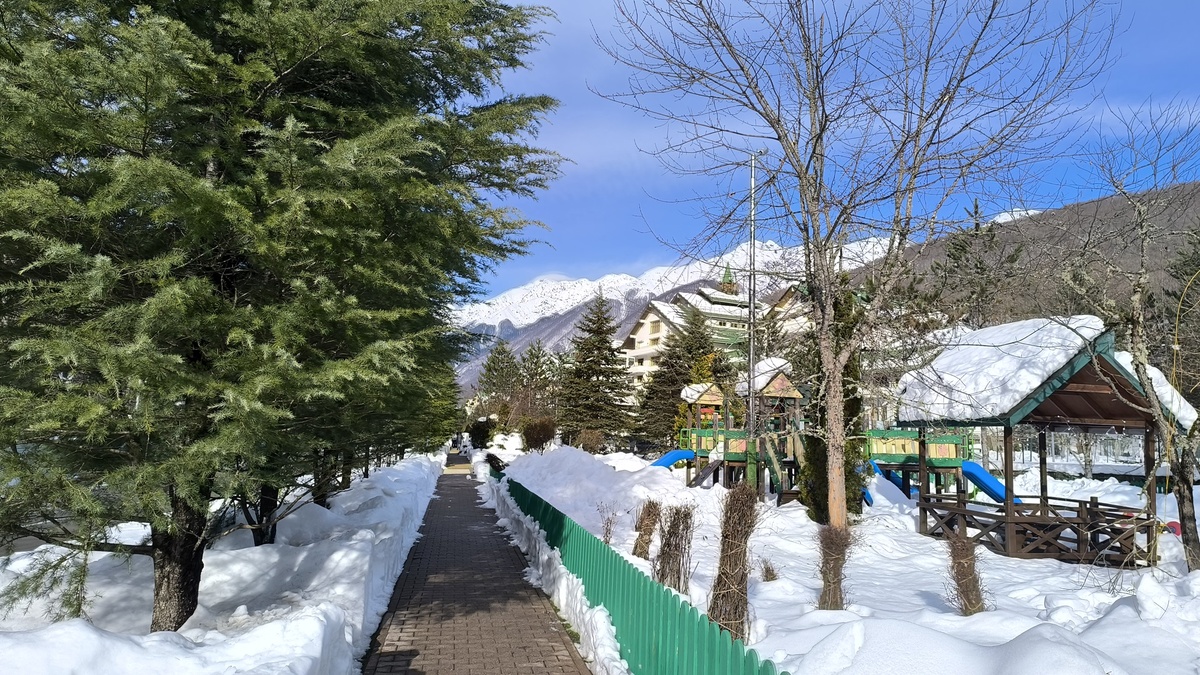 На территории красиво и днём и ночью. Особенно красиво ночью смотрятся гора с  подсвеченными трассами и линией канатных дорог
