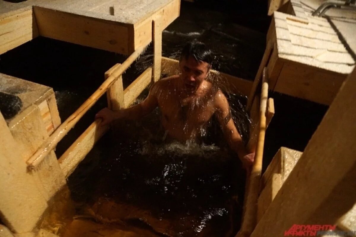    Власти рекомендуют погружаться в иордань в специально оборудованных местах.