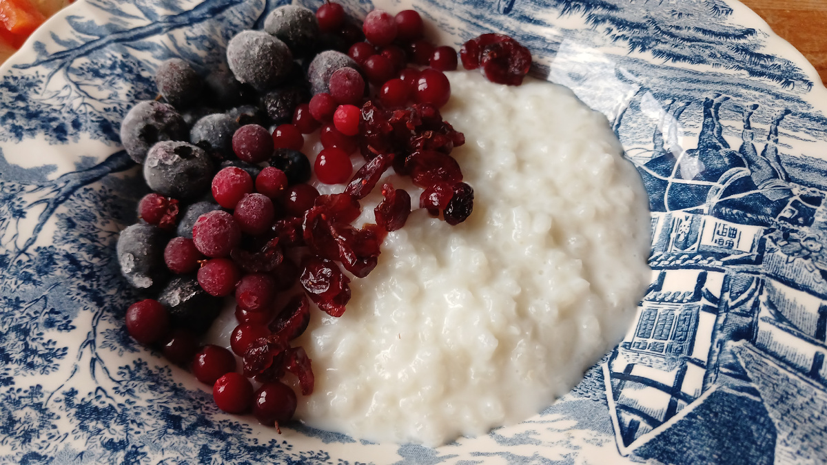 рисовая каша с ягодами на завтрак